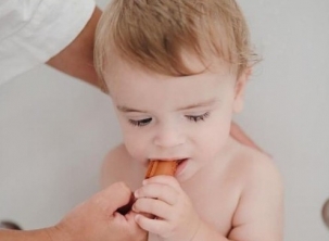 Jak dbać o pierwsze ząbki niemowlaka? Higiena jamy ustnej u niemowląt