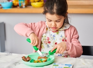 Kiedy uczyć dziecko jeść sztućcami?